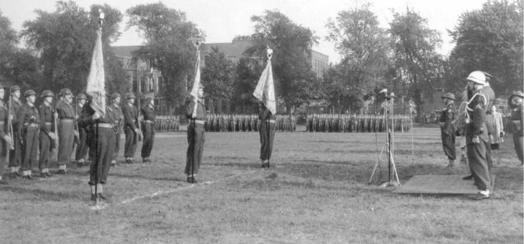 Uitreiking van de Regimentsvaandels van de Regimenten Infanterie Oranje Gelderland, Johan Willem Friso en Limburgse Jagers op 8 oktober 1951 te Amersfoort